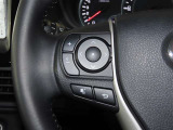 ステアリングスイッチ付きで、運転中に視線を前に向けたまま操作できます。