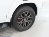 装着タイヤサイズは、265/60R18です。純正アルミホイールを装着しております。
