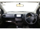 必要なものだけをすっきりと配置した視認性の良い運転席廻り。クツロギの名前通り、黒&times;ブラウニーで落ち着いた雰囲気の内装です。