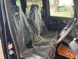 毎日過ごす運転席は要チェック。シートのへたり・擦れ、視界のイメージまで伝わる重要ポイント。
