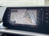 【純正ナビゲーション】BMWのナビゲーションは操作性も良く、詳細な地図情報と交通状況を見やすく表示し、快適なドライビングをサポートしながら目的地までナビゲートします。