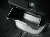 ◆センターロアボックス◆インパネ中央の下部には、ごみ箱としても使用する事ができるセンターロアボックスを装備しております。