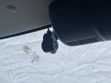 運転中の映像・音声などを記録して、交通事故やトラブルが起きた時の正確な状況把握に役立つドライブレコーダーが装着されています。
