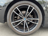 BMWならではの卓越した走りを支えるホイールと足回りです!日本車の走りに慣れている方にもぜひ体感して頂きたいほど、高いレベルでまとまっています!純正19インチアルミホイール。