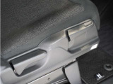 【ハイトアジャスター】レバーの上下操作だけで、座面を運転しやすい高さへ簡単に調節できます。
