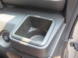 運転席のドリンクホルダーです。