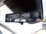 スマートルームミラーがリヤカメラで車両後方の映像ルームミラー表示しをクリアな後方視界を確保してくれます。