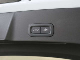 テールゲートには、スイッチ一つで開閉可能な電動開閉機能を装備。また、リアバンパーの下で足を動かすだけで開閉できる、ハンズフリー・オープニング/クロージング機構も搭載しています。