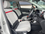●前席:ゆったりとしたドライバースペースで、長時間の運転でも快適にお過ごしいただけます。