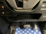 【運転席アンダートレー】タオル等置くのに便利