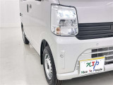 明るいライトが夜道を明るく照らしてくれます。 運転する上で、道路状況をいかに早く認識できるか重要なポイントです。 白色光が暗い道も明るく照らしてくれますよ。