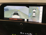 左右のドアミラーに設置されたカメラからの映像を表示します。路肩への幅寄せ・狭い路地でのすれ違いなどのケースにおいて、車両側方の安全確認や接触回避の操作をサポートします。
