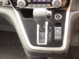 シフトはインパネシフト、パーキングブレーキは電子制御なので運転席と助手席の間はすっきりしています。