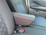 アームレスト付きでゆったり運転できます