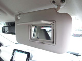 【運転席バニティミラー】ちょっとしたお化粧直しや身だしなみチェックの時に便利♪ 女性には特に嬉しい装備♪