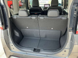 バックドアは大きく開きます。定員乗車時でも十分広いラゲッジスペースを確保しています