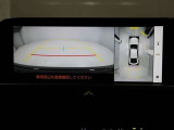 パノラミックビューモニターを装備。駐車場や交差点でクルマを真上から見るように周囲を確認できます。機能の詳細は販売店スタッフまでおたずねください。