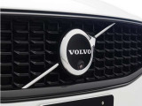 ワンペダルドライブとAWDが、V60 plug-in hybridの俊敏なパフォーマンスの源です。リラックスしたまま、なめらかで力強いパワーフィールをご堪能ください。
