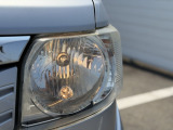 ハロゲンヘッドライトです!一般的な電球で、明るく寿命が長いオレンジ色のやさしい光のヘッドライトです。