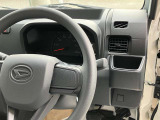 運転席側にドリンクホルダーがついています