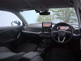 内装はシンプルに使い勝手を考え作られています。お車を運転する感覚をダイレクトに体感して頂けます。室内も広くロングドライブにも快適にお過ごしいただけます。