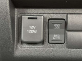 アクセサリーソケット、4WDスイッチ。