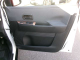 運転席ドア内張。