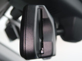 【ルームミラー一体型ETC】BMWといえばルームミラー一体型のETC。ドライバーから差し込めるかたちになっておりますので、差し忘れの際も慌てずにご利用いただけます。
