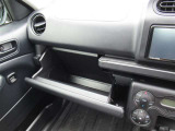車検証入れとしても大助かりの助手席グローブボックスです。