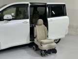車外に降りたシートは、車いすとして利用可能です。目的地に着いた後の移動がスムーズになります。
