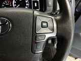 ステアリングには運転中でも簡単に操作できる各種スイッチついてます