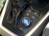ドライブモードセレクトで、状況に応じて走行モードを選択できます。EV/HVモードを自由に切り替えたり、自動制御モードへの切り替えも可能です。