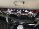 操作性の良いエアコンパネル。前席シートヒーターで寒い冬も快適ドライブ。