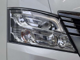切れ味鋭いデザインのLEDヘッドライトが、フロントフェイスを精悍に引き締めます。