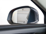 ドアミラーの鏡にはLEDが組み込まれており、車両両脇の後方から車両が接近した際には点滅して知らせることが可能です