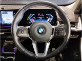 BMWのステアリングはドライバーと車体が一体感に感じれるような操作性を実現しております。また、握りやすさや操作性を向上するためにスイッチ類も配置されております。