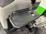 飲み物や食べ物を気軽に置ける格納式シートバックテーブルを、運転席と助手席の背もたれにご用意。車内の休憩も快適です!