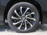 純正のアルミホイール装着車です。タイヤサイズは205/55R17です。