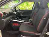 運転席から手が届きやすい収納スペースが便利。小物を整理整頓して、快適なドライブをサポートします。