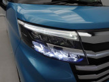 LEDヘッドライト 白く明るい光で夜間走行の安心感を高めます。カスタムグレードは、乗車人数や荷物の量に応じて、照射軸の上下方向を自動調節するオートレベリング機能付です。