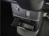 ◆センターロアボックス◆インパネ中央の下部には、ごみ箱としても使用する事ができるセンターロアボックスを装備しております。