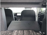 【シートアレンジ】 リアシートは6:4で分割してそれぞれ倒すことができます。大きな荷物を積む際にはトランク上部カバーも取り外すことができます。