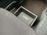 助手席シートの下に、便利な前後スライド式のアンダーボックスを装備。運転用の替え靴や、車内に常備したいこども用品、着がえた服などを収納できます。