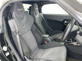 シックな色使いの運転席周りですね。すっきりとしたデザインで上品な色使いです。居心地の良い運転席、長く座ってられるリラックスできるデザインがいいですね。