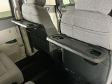 運転席と助手席のシートの裏に収納式のテーブルが装備されています。休憩時のちょっとした小物置きに使えてとっても便利ですね♪