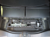 【車載工具】パンクなどのもしもの時に役立つ車載工具があります。ジャッキなどが装備されています。