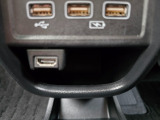 足元には便利なセンターロアボックスを設置。車内を整理しやすく、使い勝手の良さが魅力です。
