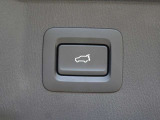 【パワーリアゲート】キーのスイッチまたは車両の各種スイッチを操作することにより、リアゲートが自動で開閉します。