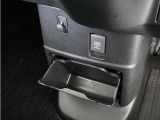 ◆センターロアボックス◆インパネ中央の下部には、ごみ箱としても使用する事ができるセンターロアボックスを装備しております。