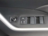 パワーウィンドウのスイッチです。車種によっては鍵のロック・アンロックに連動してミラーが開閉する「オートリトラクタブルミラー」も装備!